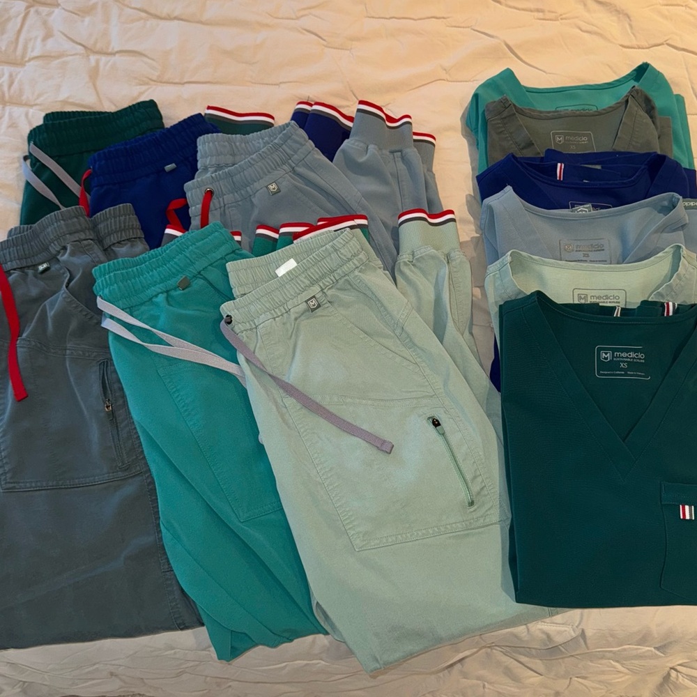 Lot of Mediclo scrub sets (6 sets total) XS